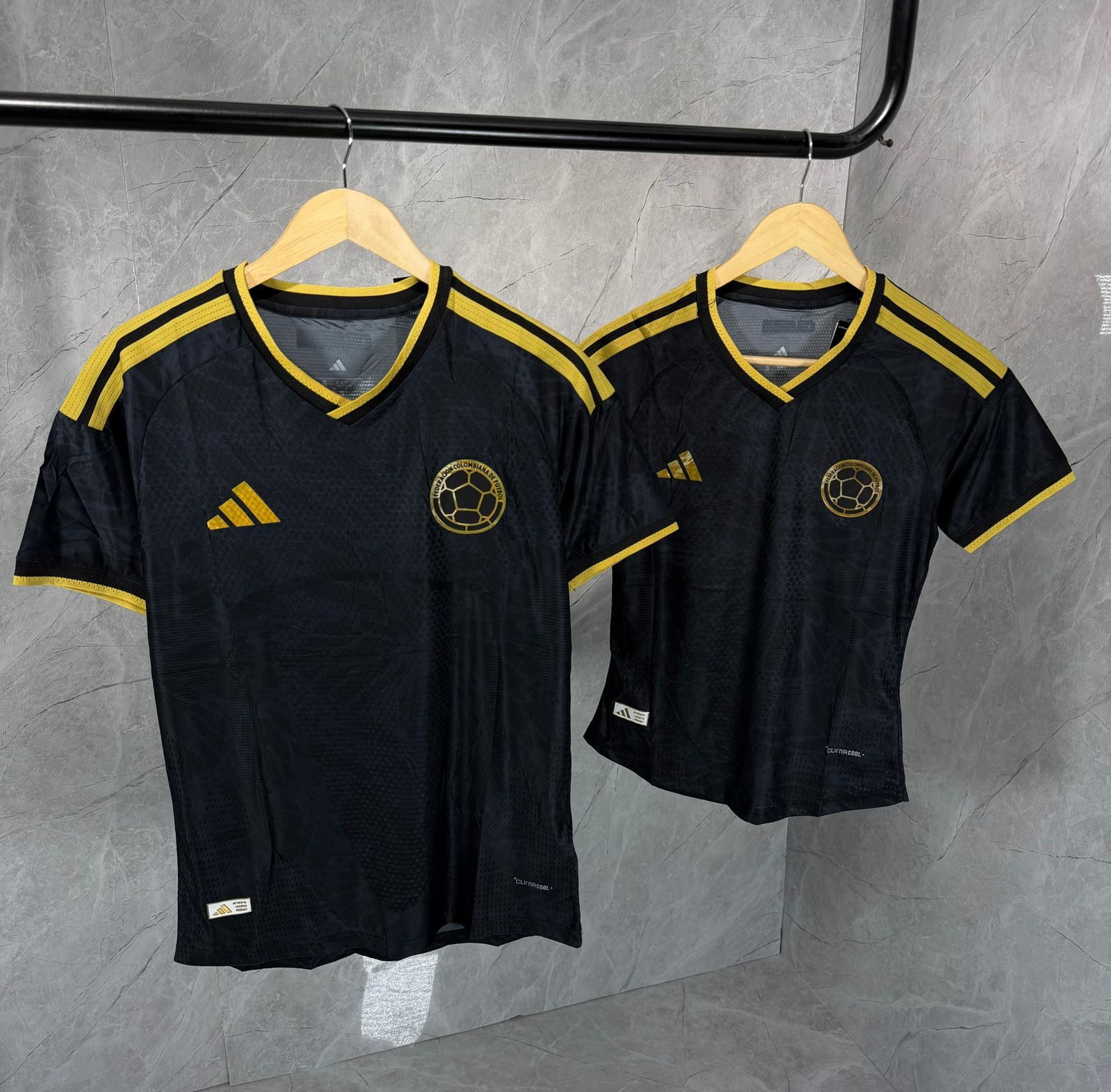 CAMISETA ADIDAS BLACK GOLD EDIT - Imagen 3